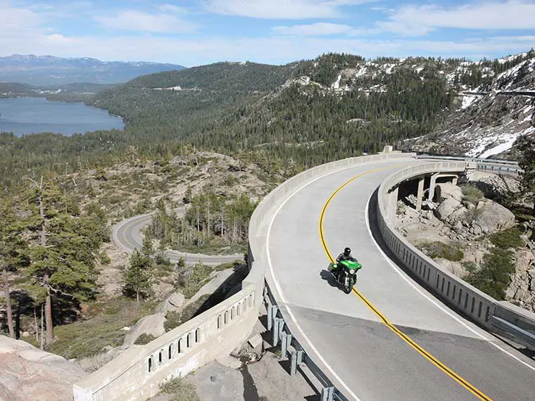 mejores paseos en motocicleta por Denver, Colorado con un alquiler de motocicletas de Riders Share, una empresa de alquiler de motocicletas punto por punto