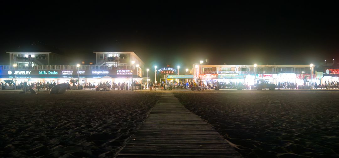 Ocean City, Maryland. Visitantes de la playa disfrutando del malecón por la noche Ocean City Bikefest Información y Eventos - 10-14 sep 2025 - OCMD
