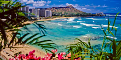 image of waikiki beach - book a motorcycle rental in waikiki with Riders Share