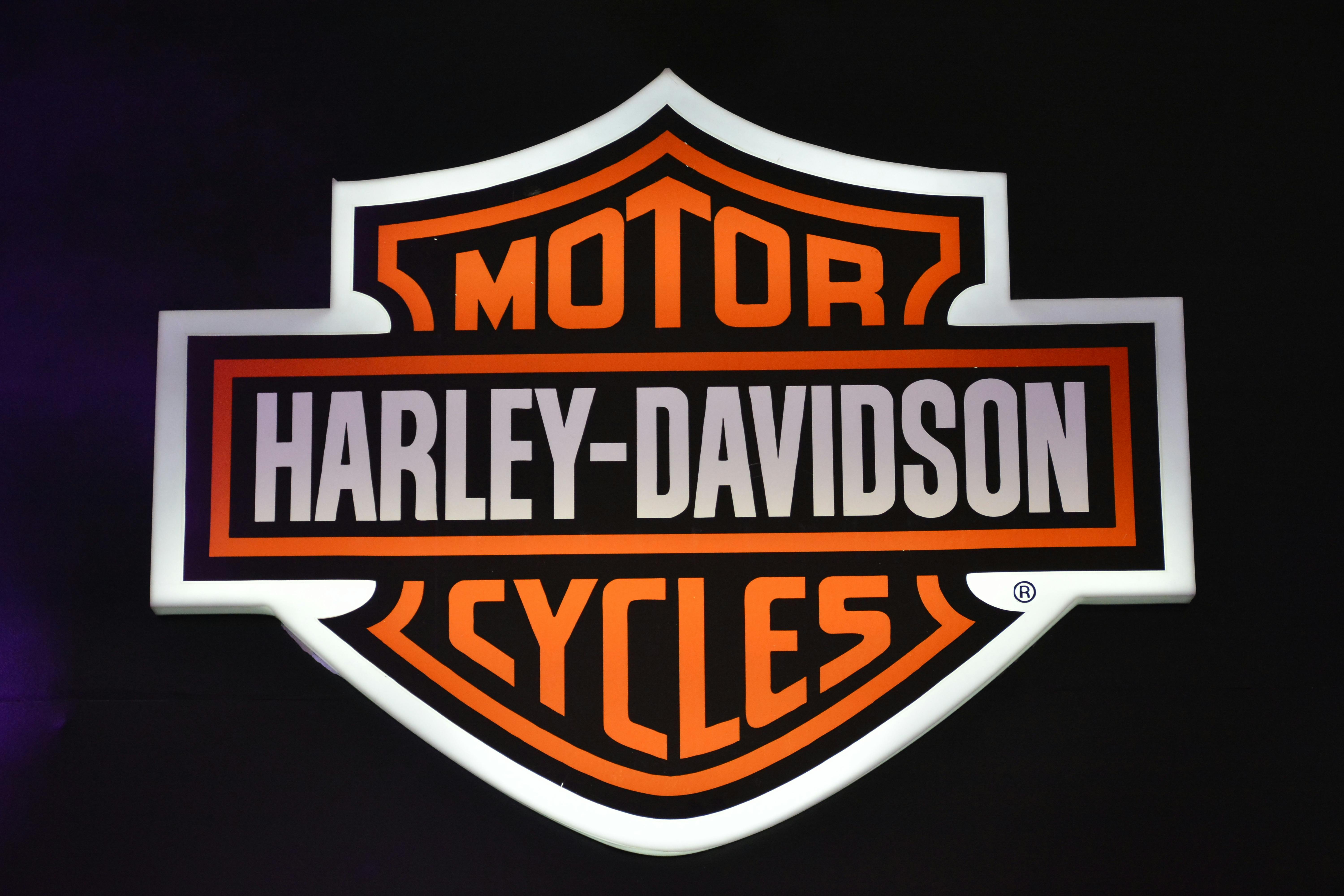credit: WE_S - stock.adobe.com, image of harley davidson motorcycles sign
