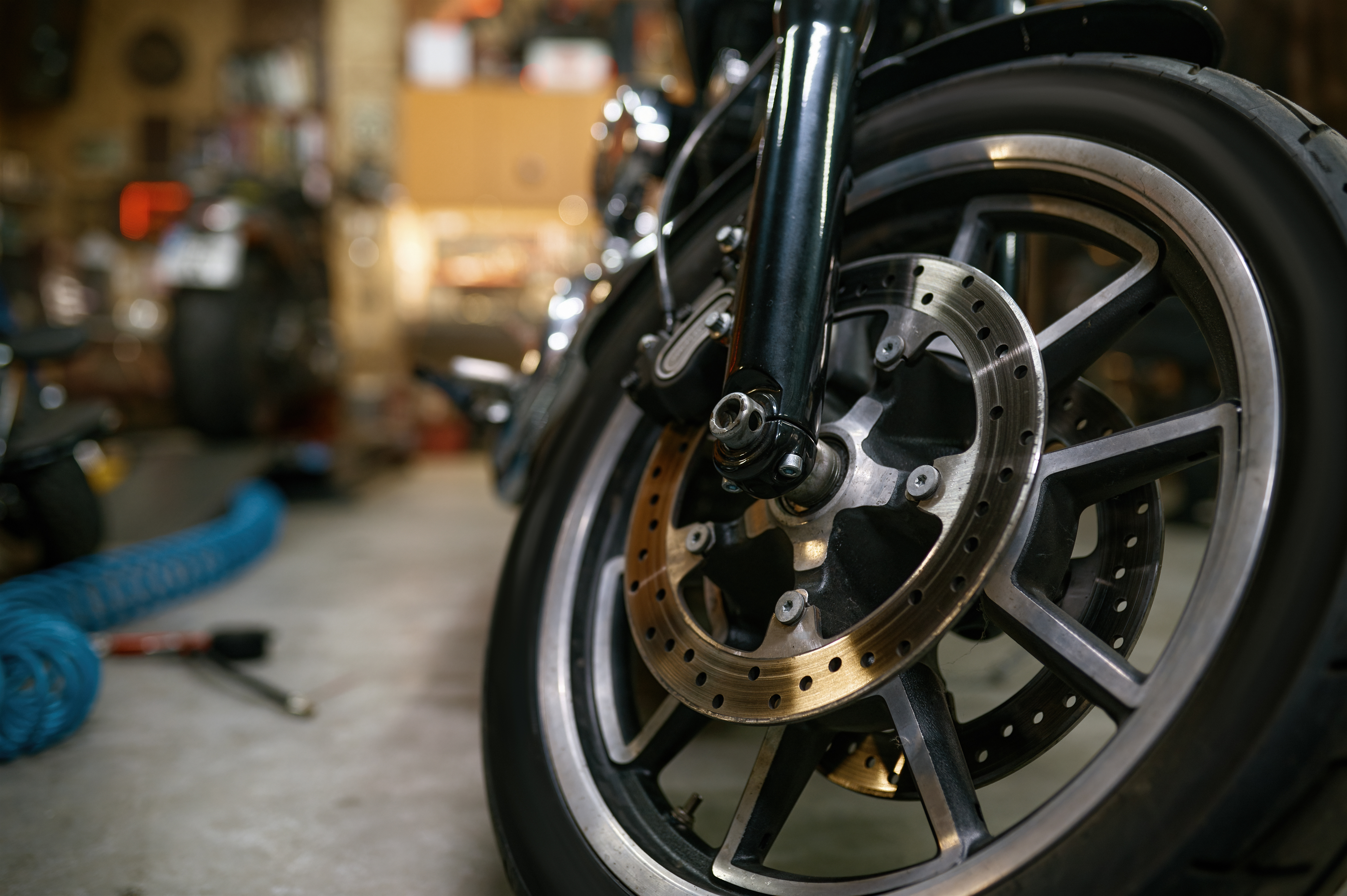 imagen de rueda de motocicleta - aprende la demografía de los motociclistas con Riders Share