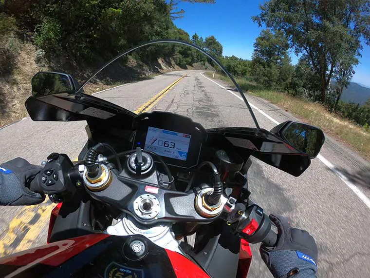 Aprilia RSV4 moto esportiva.