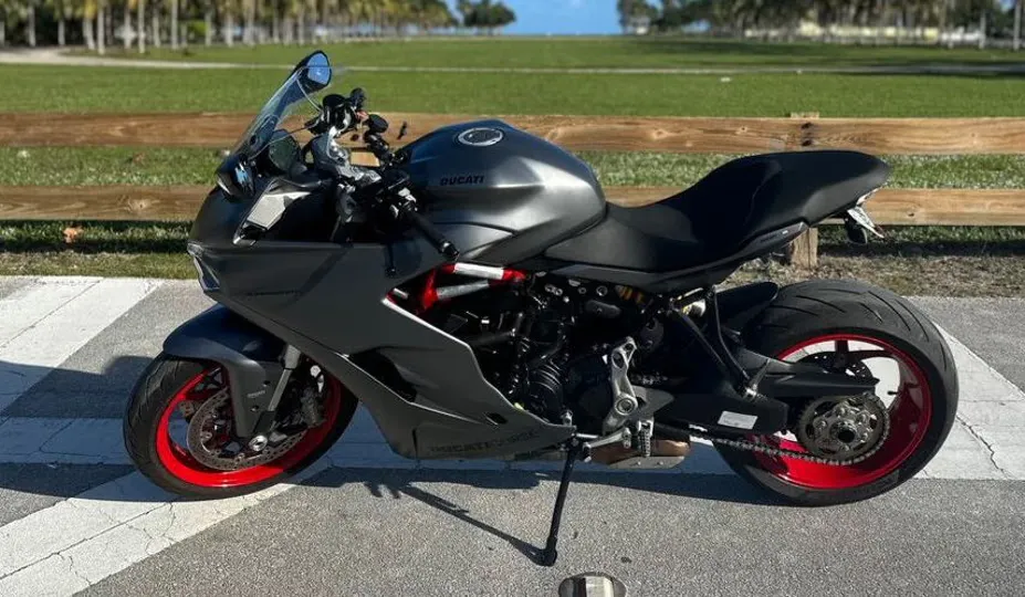 Motocicleta Ducati SuperSport Road Sport para aluguel na Riders Share, uma empresa de locação de motocicletas ponto a ponto.