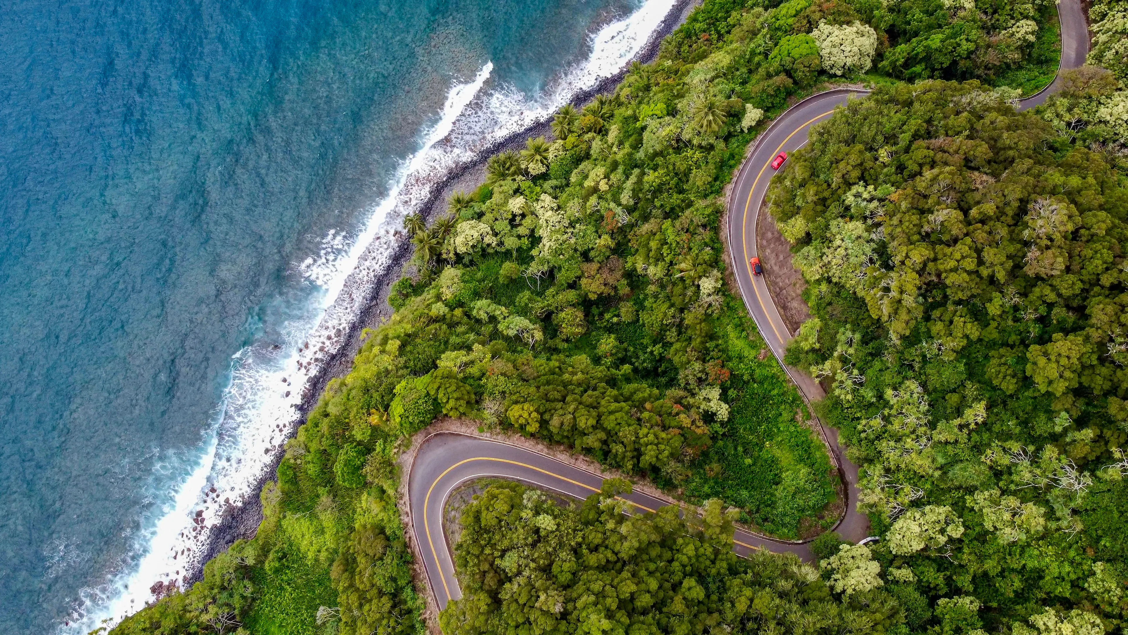 image of aerial view of hawaii road and beach - compare hawaii motorcycle insurance quotes on Riders Share