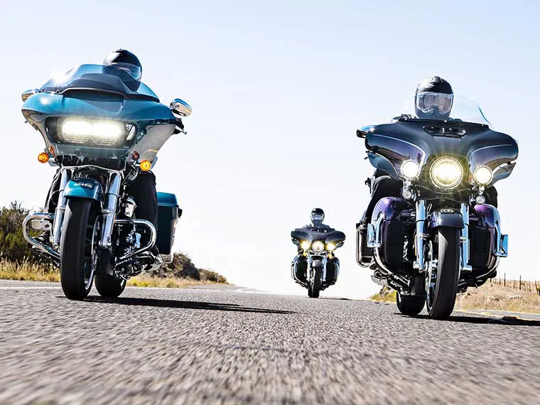 Motorcycles Harley-Davidson recorriendo el sendero Appalachian.