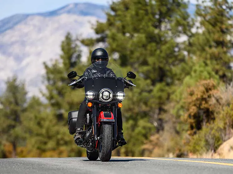 imagem de locação de motocicleta Harley-Davidson sendo dirigida perto de Salt Lake City.