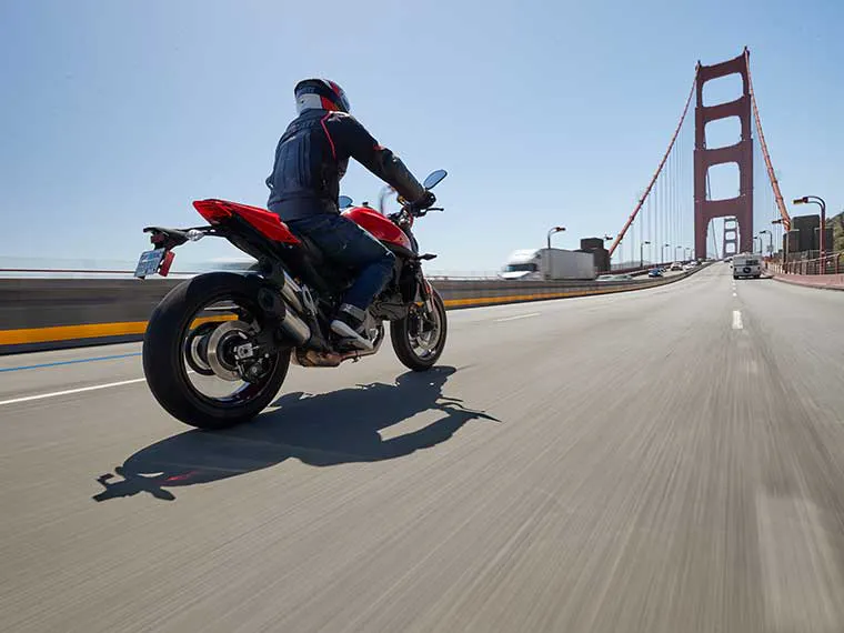 Imagen de motocicleta Ducati conducida en rutas motorizadas cerca de san jose y santa clara: paseos por el área de la bahía