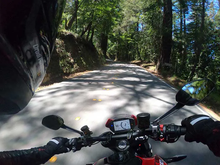 Motocicleta de alquiler Ducati conducida cerca de Oakland.