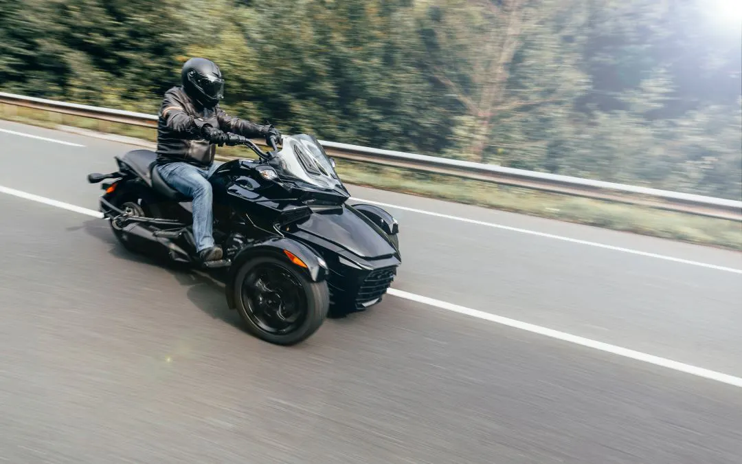 imagem de um motociclista em uma motocicleta de três rodas