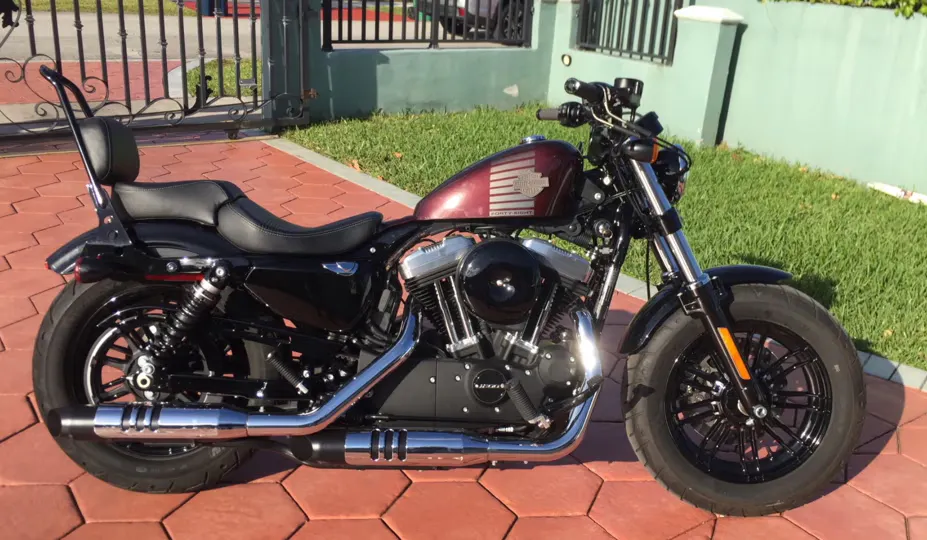 Aluguel de motocicleta Harley Davidson Forty-Eight na Riders Share, uma empresa de aluguel de motocicletas peer-to-peer.