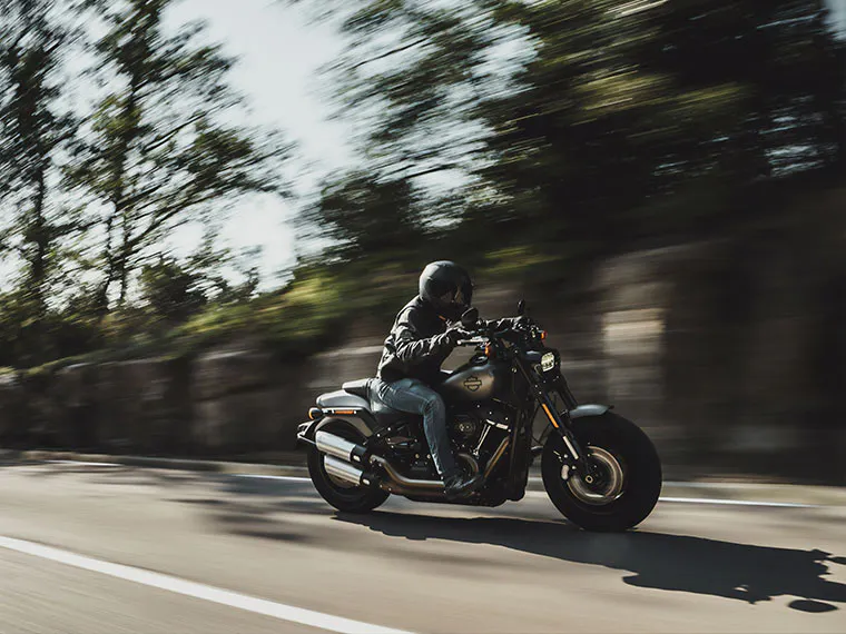 La motocicleta Harley-Davidson Fat Bob recorriendo el campo.