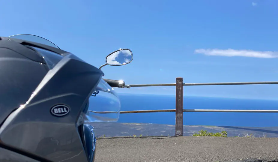 Motocicleta Yamaha V Star estacionada en un mirador con vista al océano en Hawái