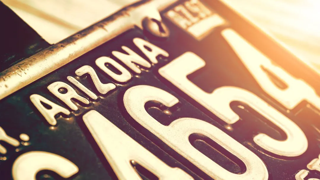 foto de una placa de licencia antigua de Arizona viajando en un viaje por carretera de Phoenix a Grand Canyon en Arizona