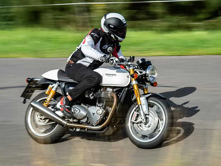 Motocicleta Triumph en la costa este de EE. UU.