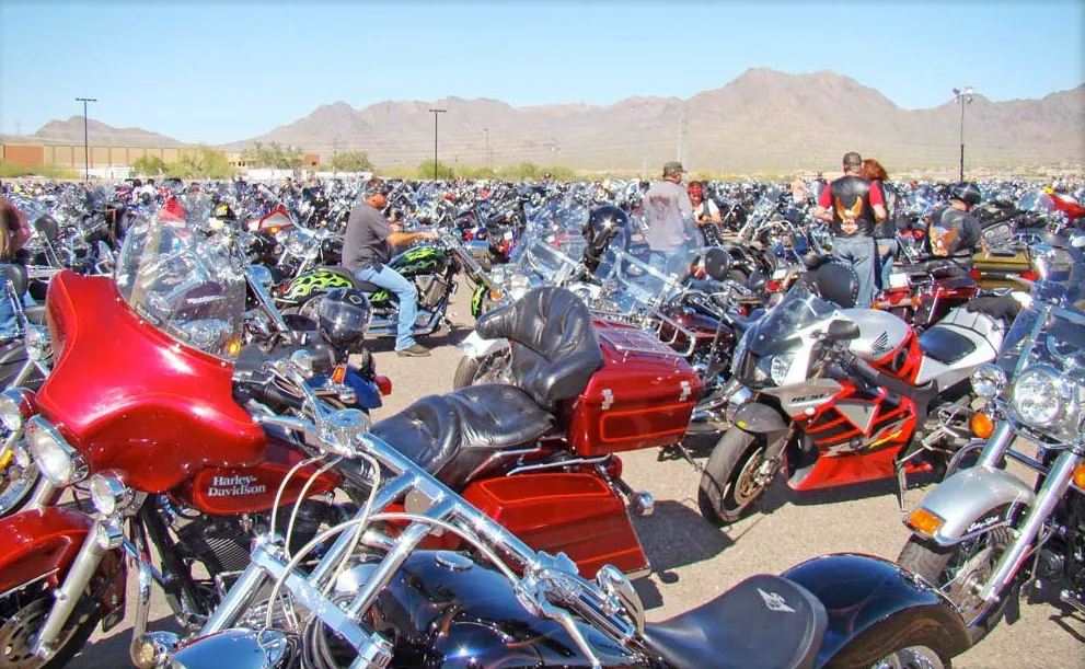 foto de motocicletas durante Arizona Bike Week guia para dirigir uma motocicleta no Arizona melhor época para andar de moto no Arizona