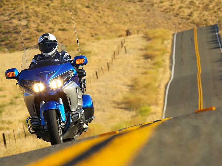 Imagen de alquiler de motocicleta Honda Gold Wing en San Antonio conduciendo por la carretera a ninguna parte