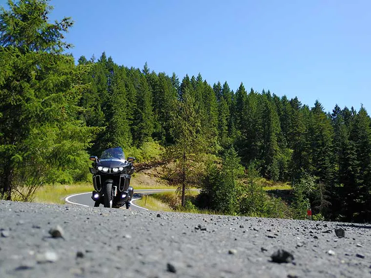 Motocicleta de turismo circulando por The Great River Road.