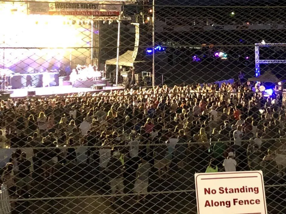 rugido en la orilla, música en vivo