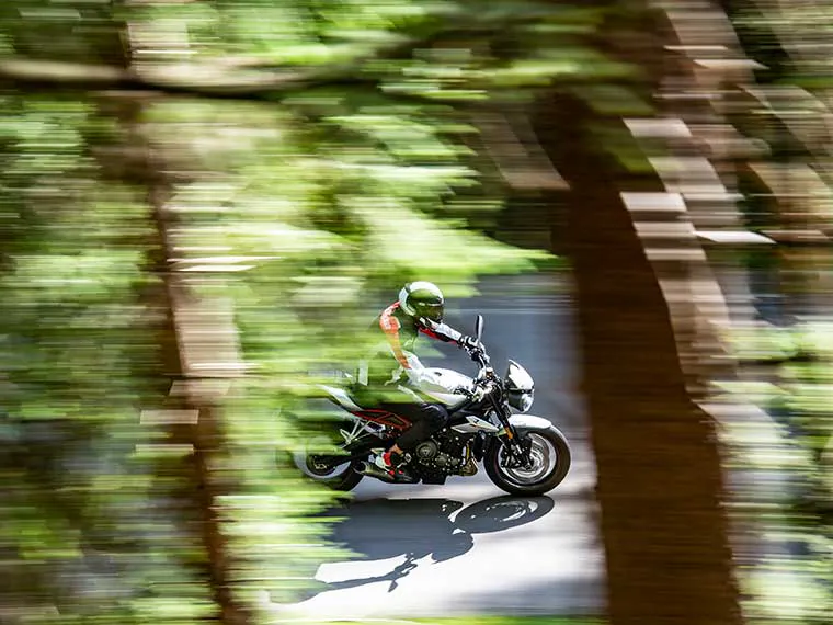 Moto Triumph em uma estrada sinuosa perto de Charlotte.
