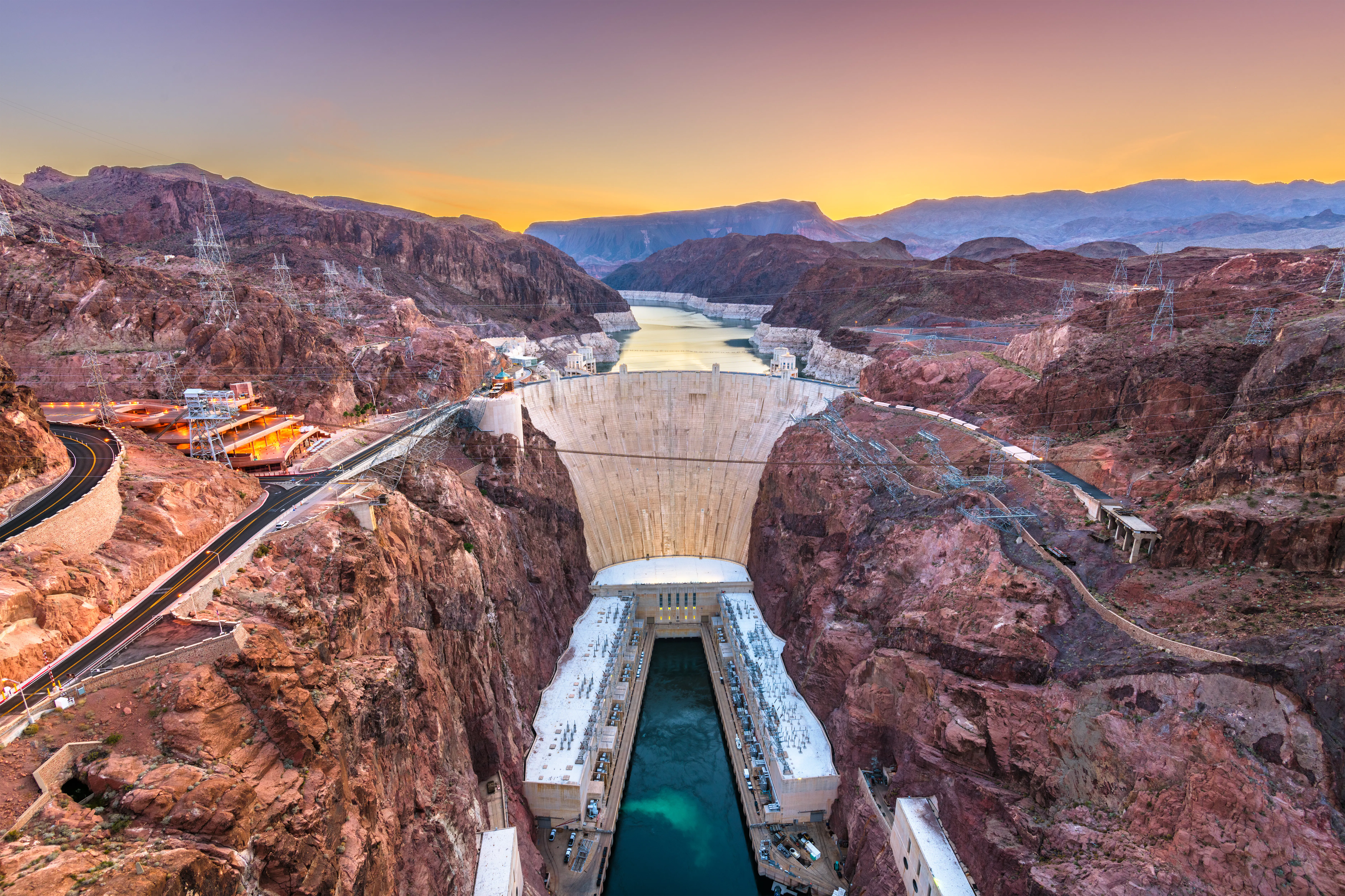 Parada en el pozo (pit stop) del Hoover Dam durante un viaje por carretera de Las Vegas a Phoenix