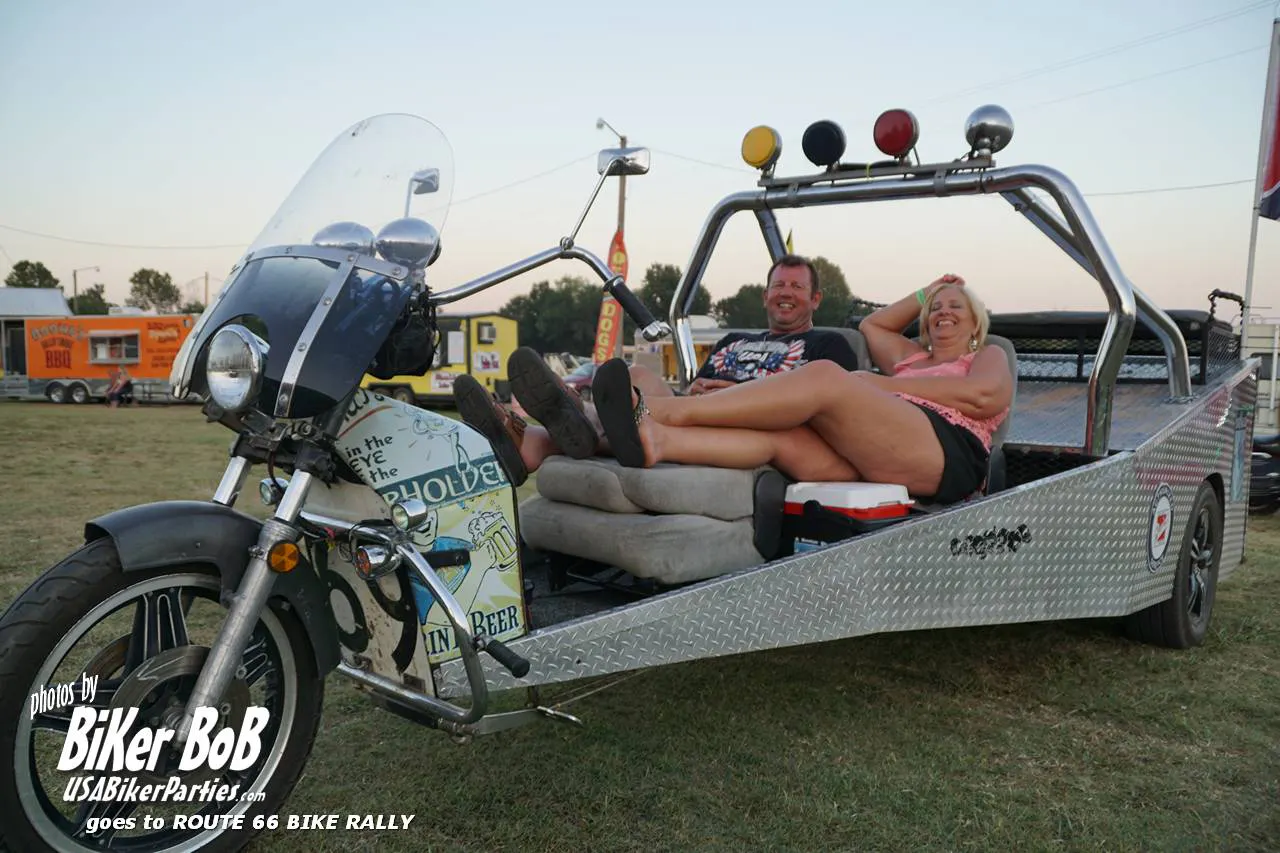 Encontrará acampamentos de motocicletas e mesas de bilhar em todo lugar!