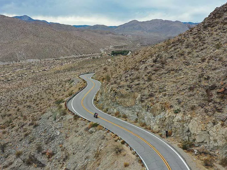 Imagem de motocicleta sendo conduzida no deserto de Nevada - As Melhores Coisas para Ver Entre Salt Lake City e San Francisco - I-80