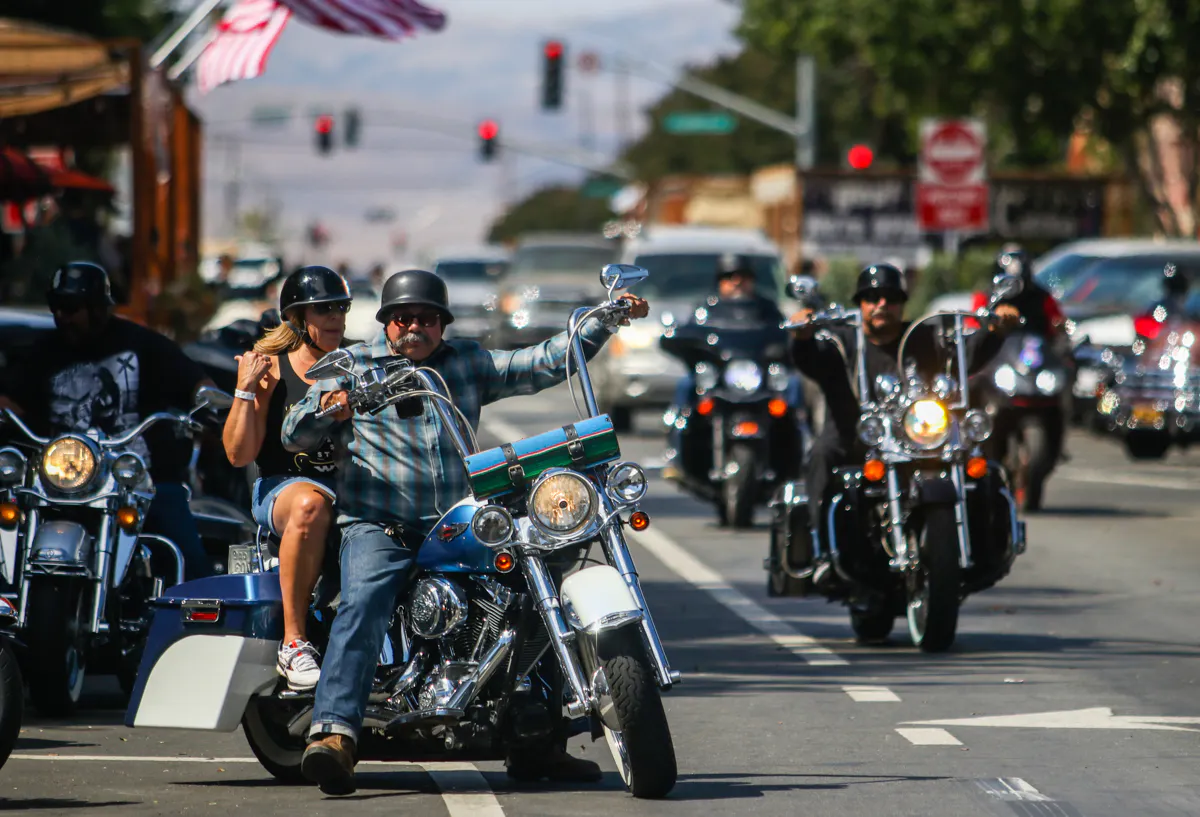 san benito street, rali apresenta motocicletas magníficas, hollister rally