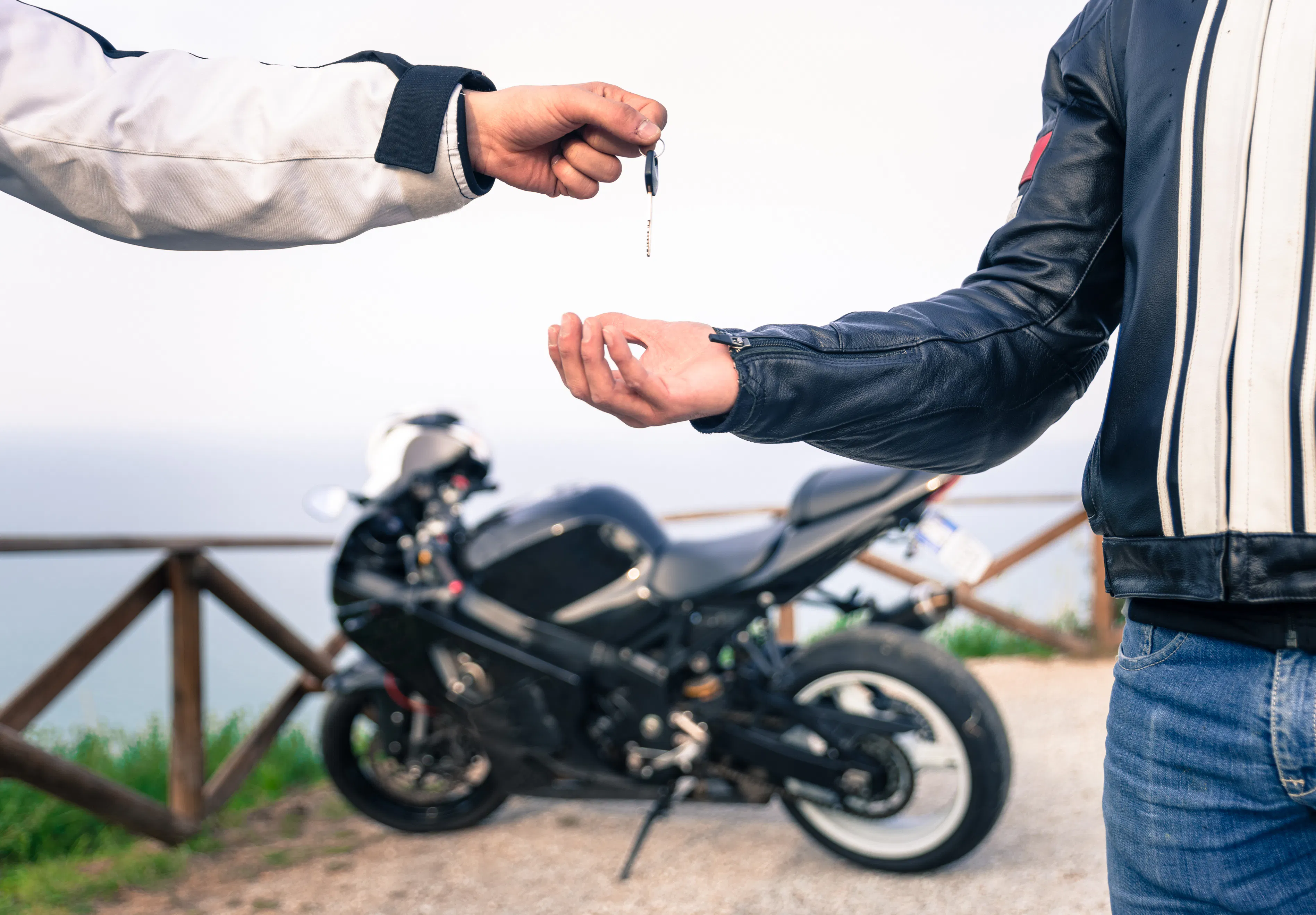 o proprietário decide alugar uma motocicleta no Riders Share e troca chaves com o condutor