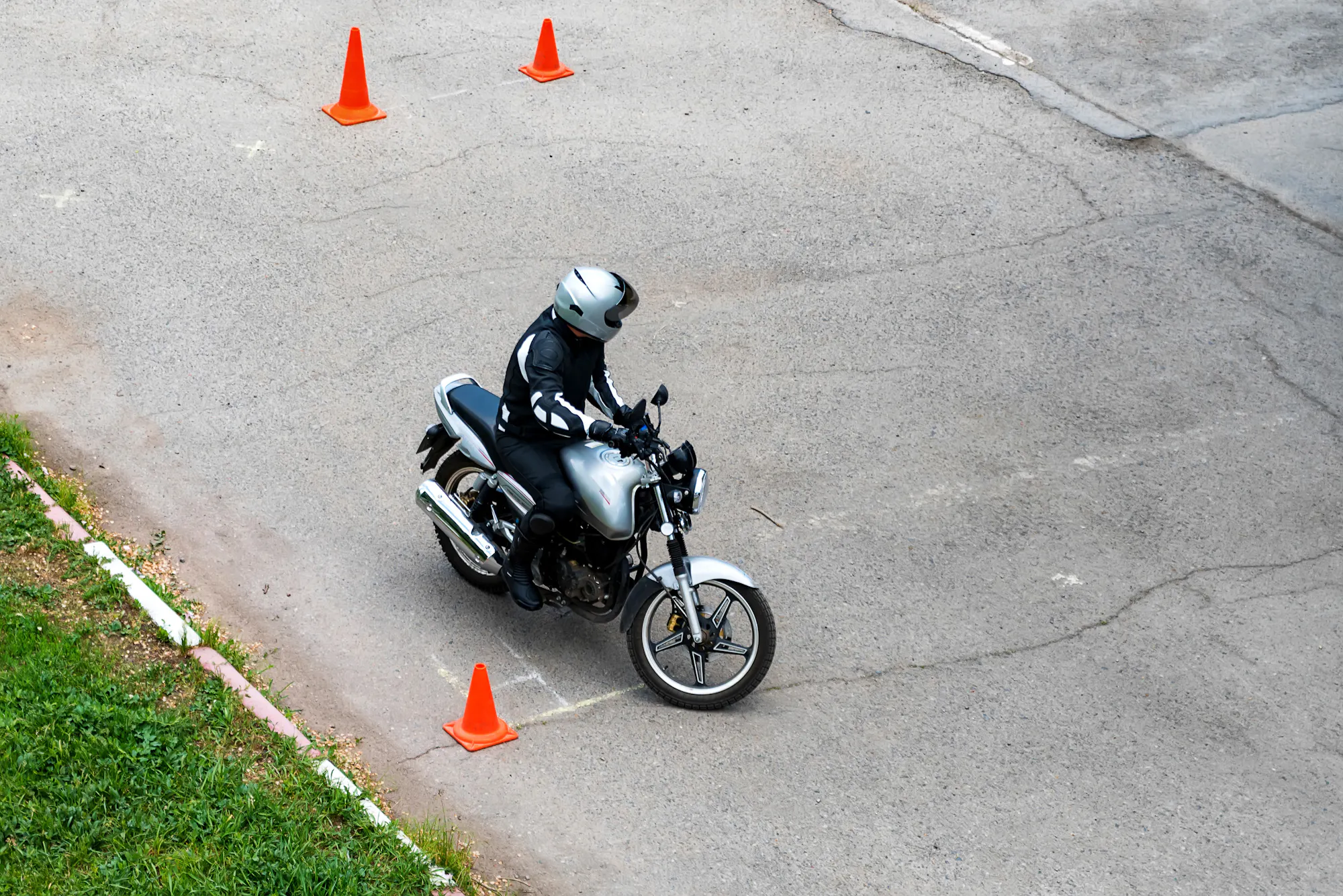 imagem de piloto testando motocicleta em uso - alugue uma motocicleta antes de comprar no Riders Share