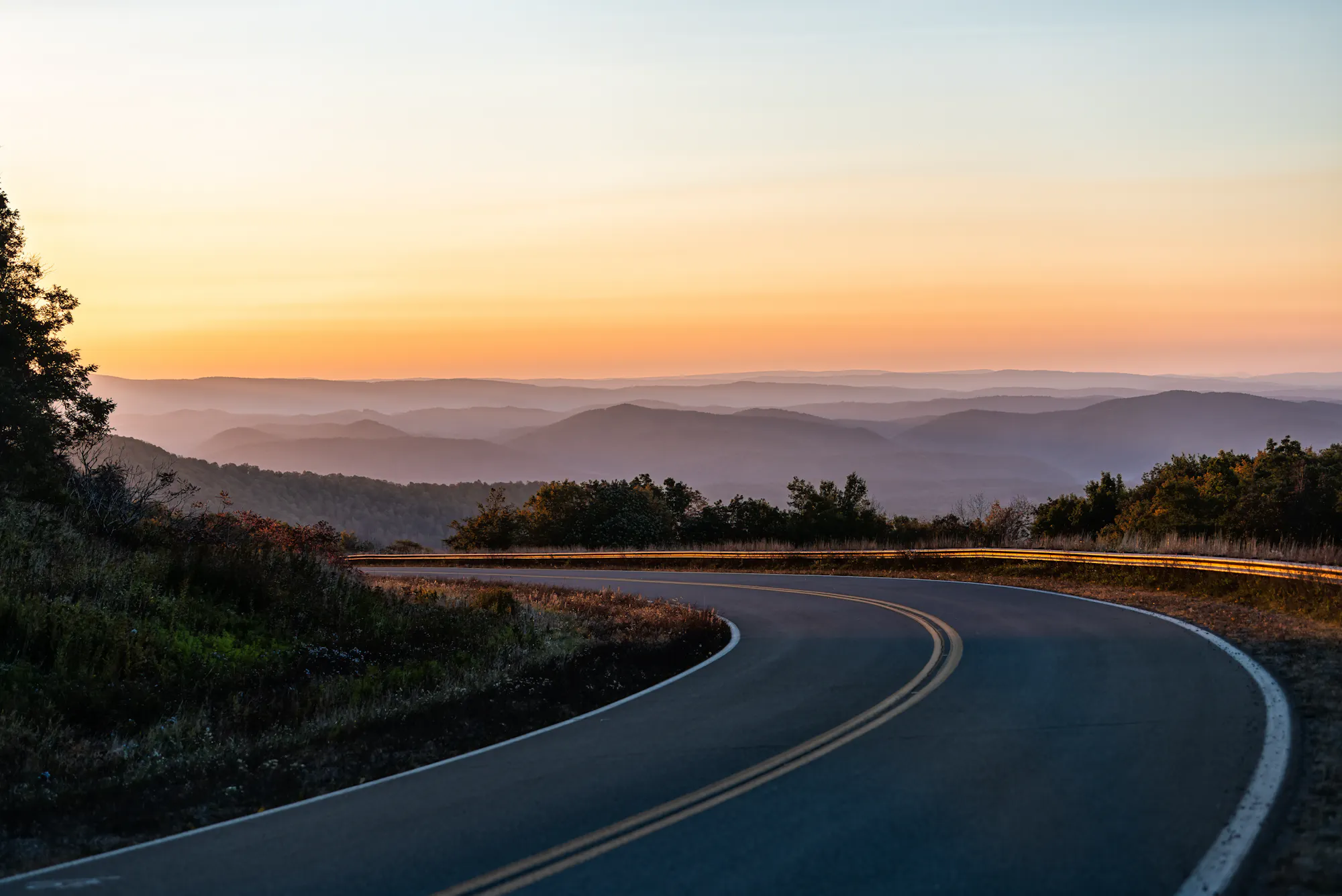 melhores viagens de motocicleta no verão - a Rodovia 150 e a Woodland Scenic Highway em West Virginia