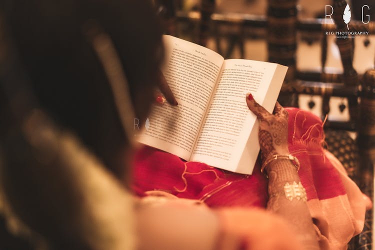 unique bridal mehendi poses