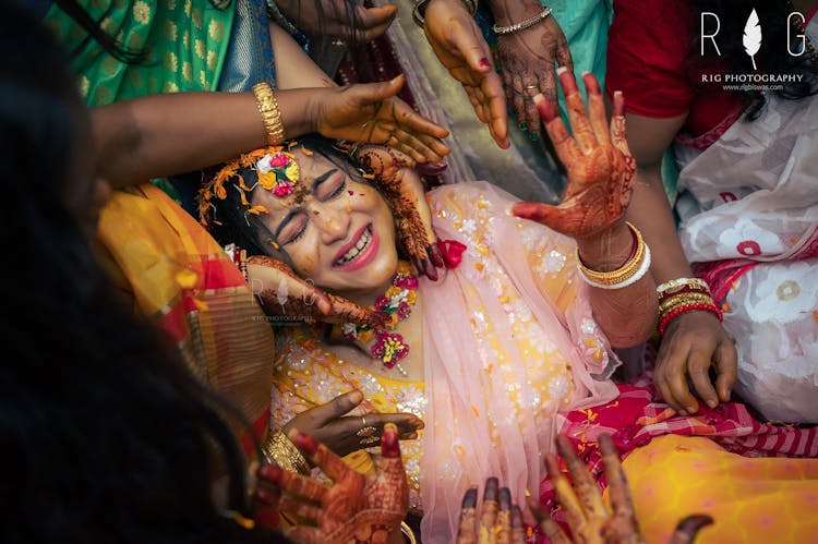 cute haldi poses ideas