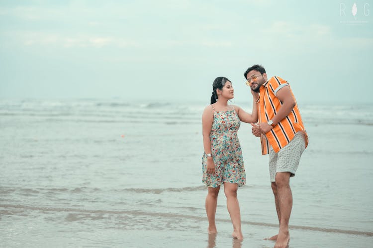 Top 13 Trending Pre-Wedding Shoot Poses Ideas For couples