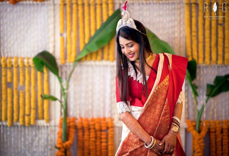 simple mukut design for minimal brides