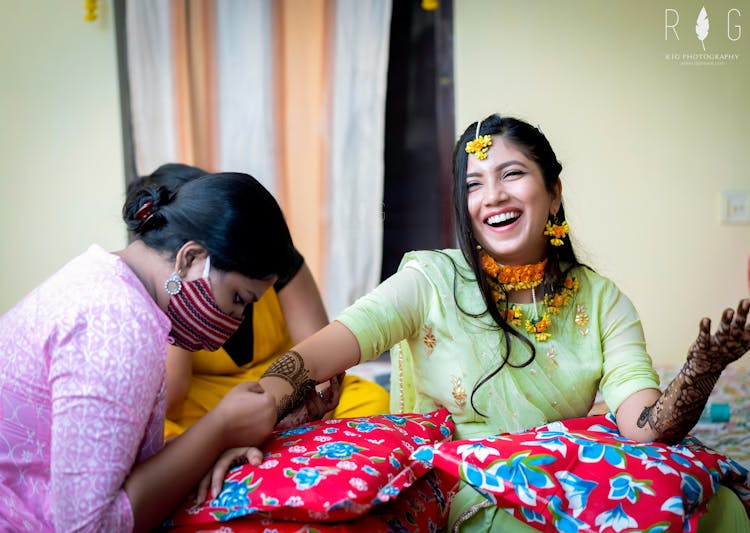 latest mehndi bridal poses