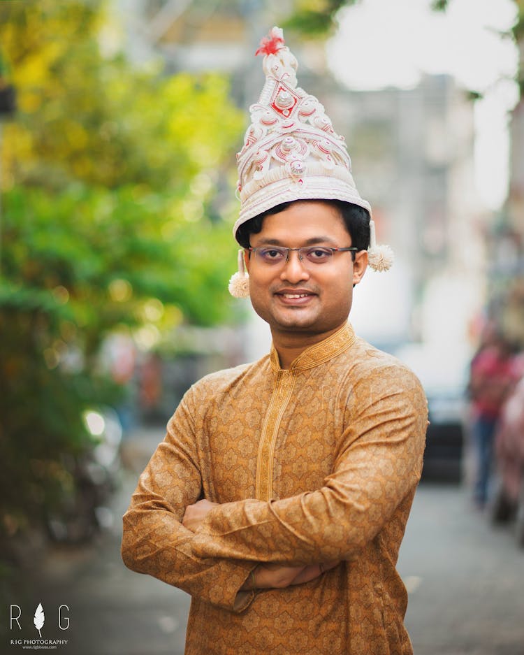 simple haldi groom poses