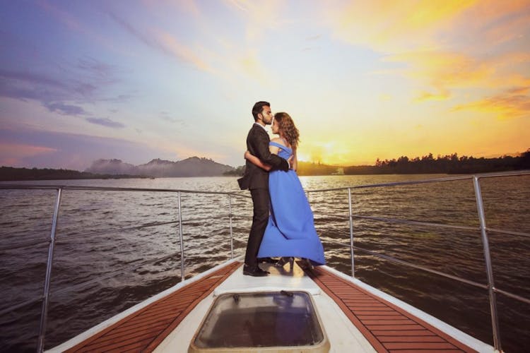 dramatic poses for pre-wedding shoot