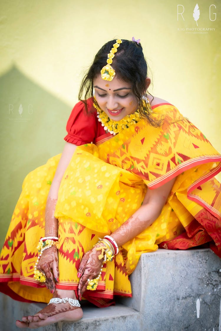 eye-catchy haldi bridal poses