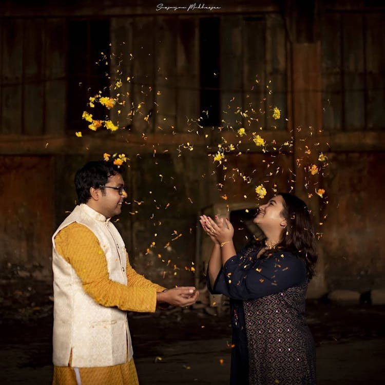 pre wedding shoot at Mallick Ghat Flower Market in Kolkata