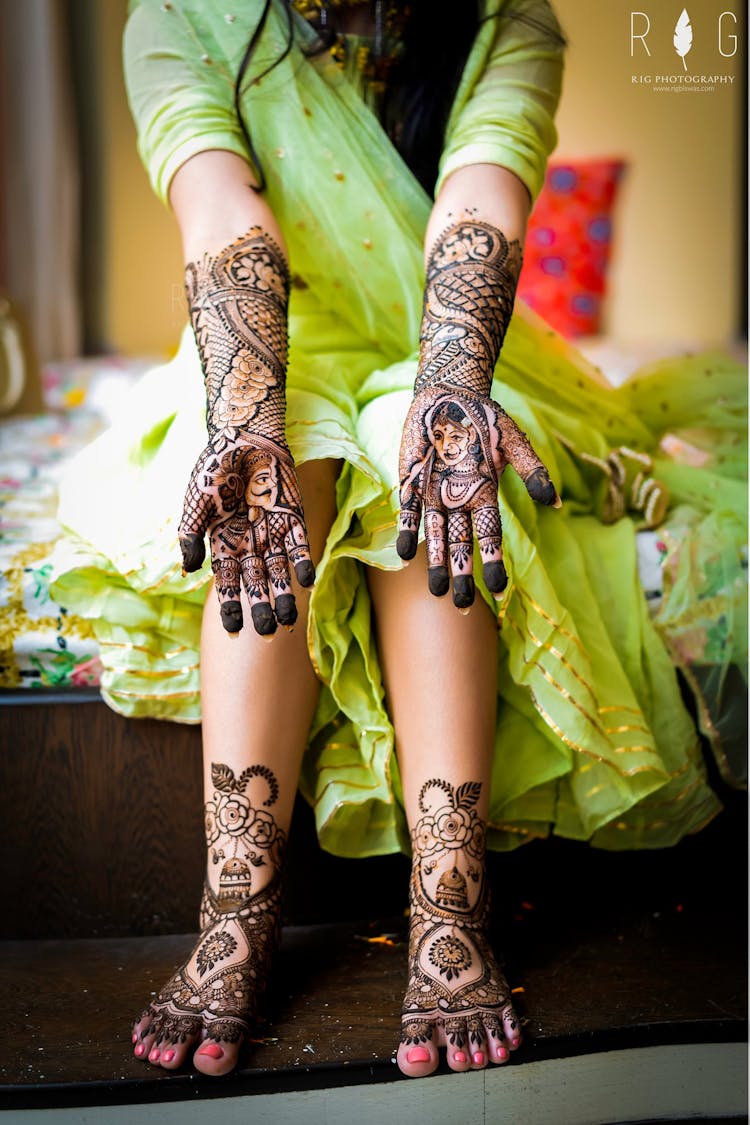 classic mehendi bridal poses