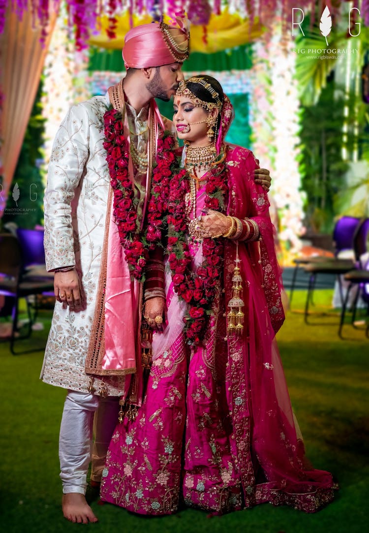 Top Trending Varmala Designs For Wedding [2022]