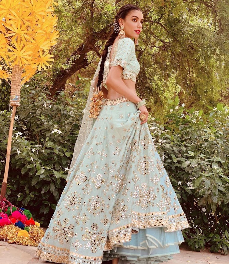 pretty mehndi outfits for brides