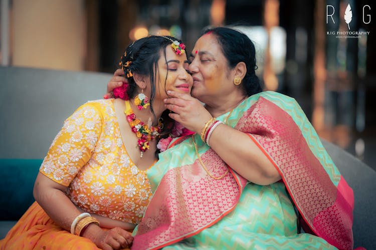 haldi poses for brides with parents