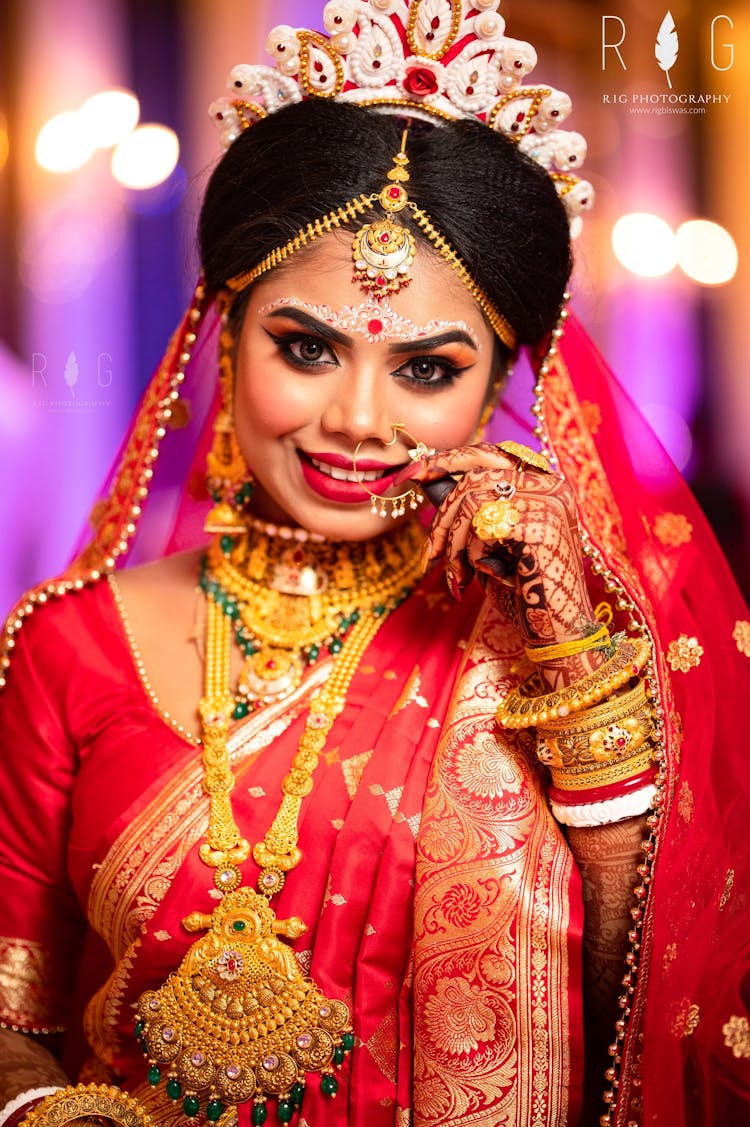 bindi design for traditional brides