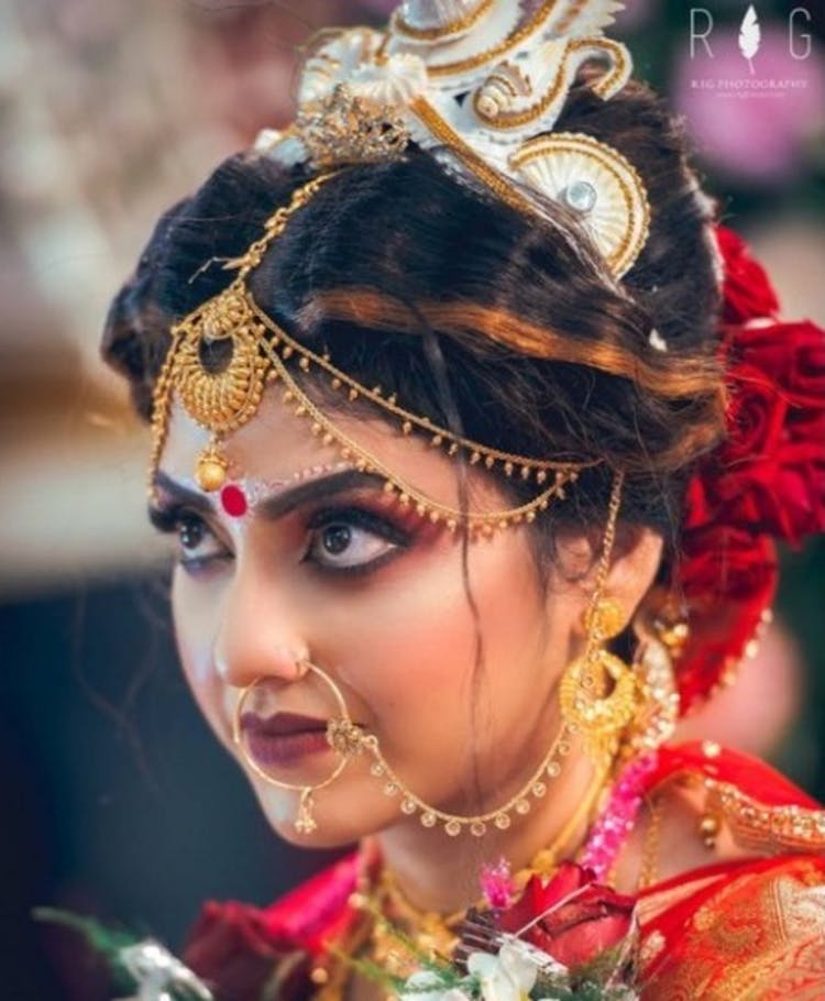 Chained node pin of Indian brides.