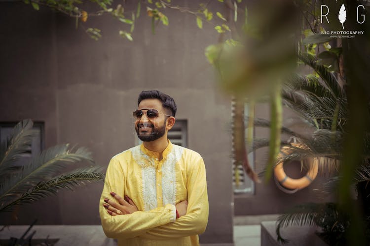 latest haldi groom poses