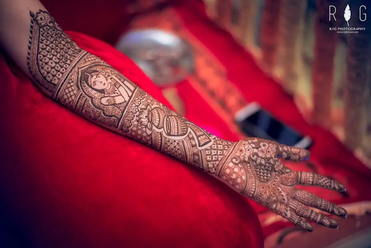 Small Mehendi Designs That Shine in Wedding Photos