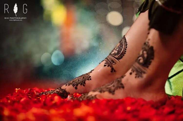 Small Mehendi Designs That Shine in Wedding Photos