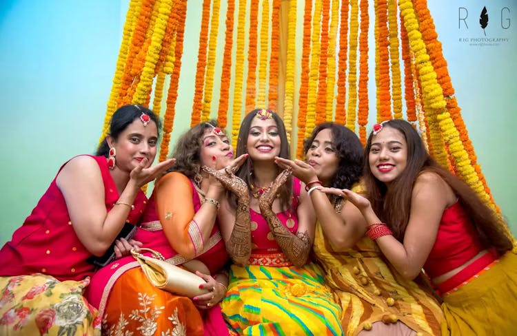 Small Mehendi Designs That Shine in Wedding Photos