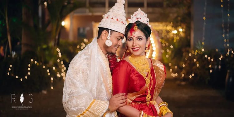 15 Magical Wedding Couple Poses for Timeless Photos